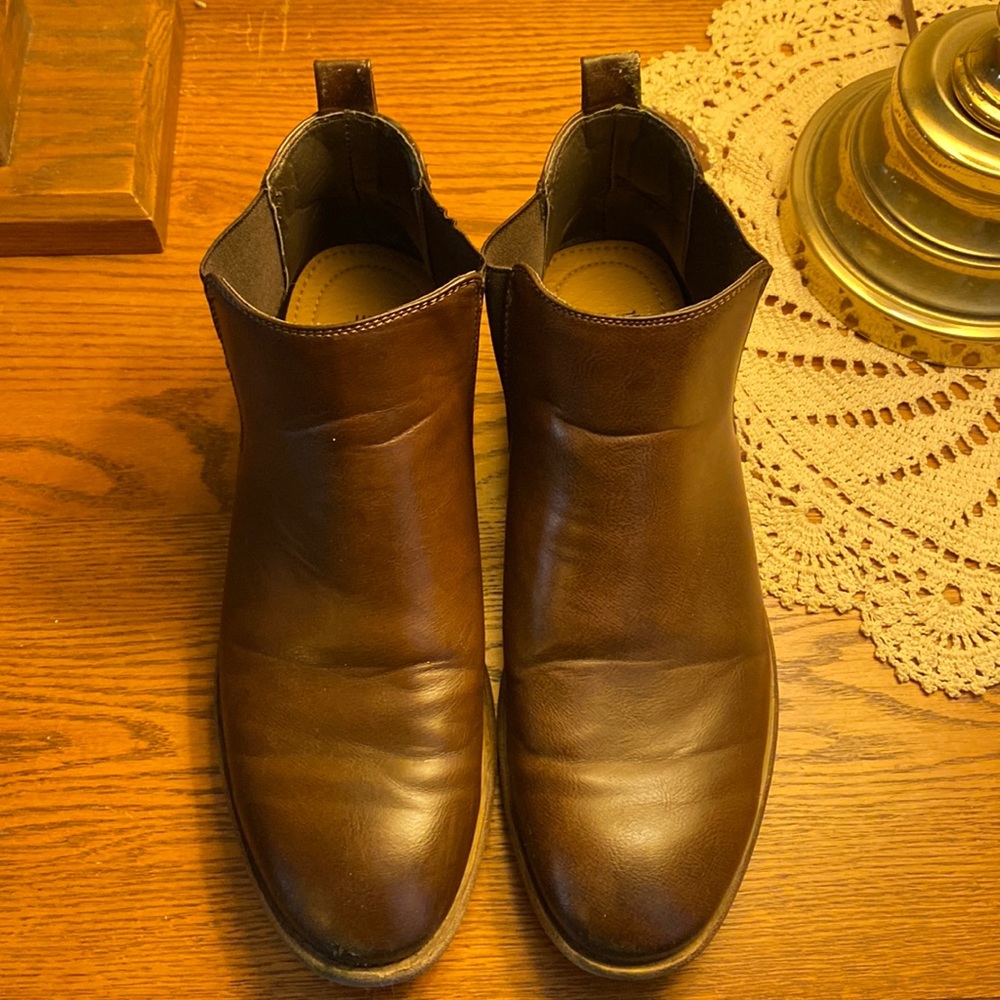 Robert Wayne Chelsea Boots size 9.5D
